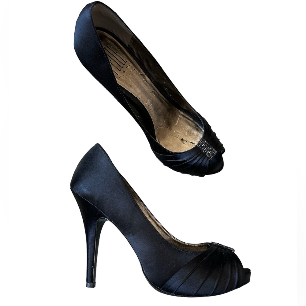 Pelle Moda Lynn Silk Peep Toe Pleated Crystal Platform Heel Pumps Black Size 8.5